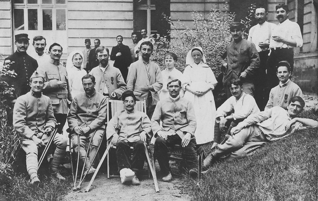 Blessés et leurs infirmières