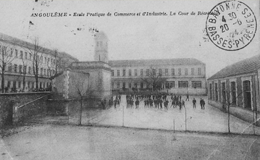 Elèves dans la cour du bas