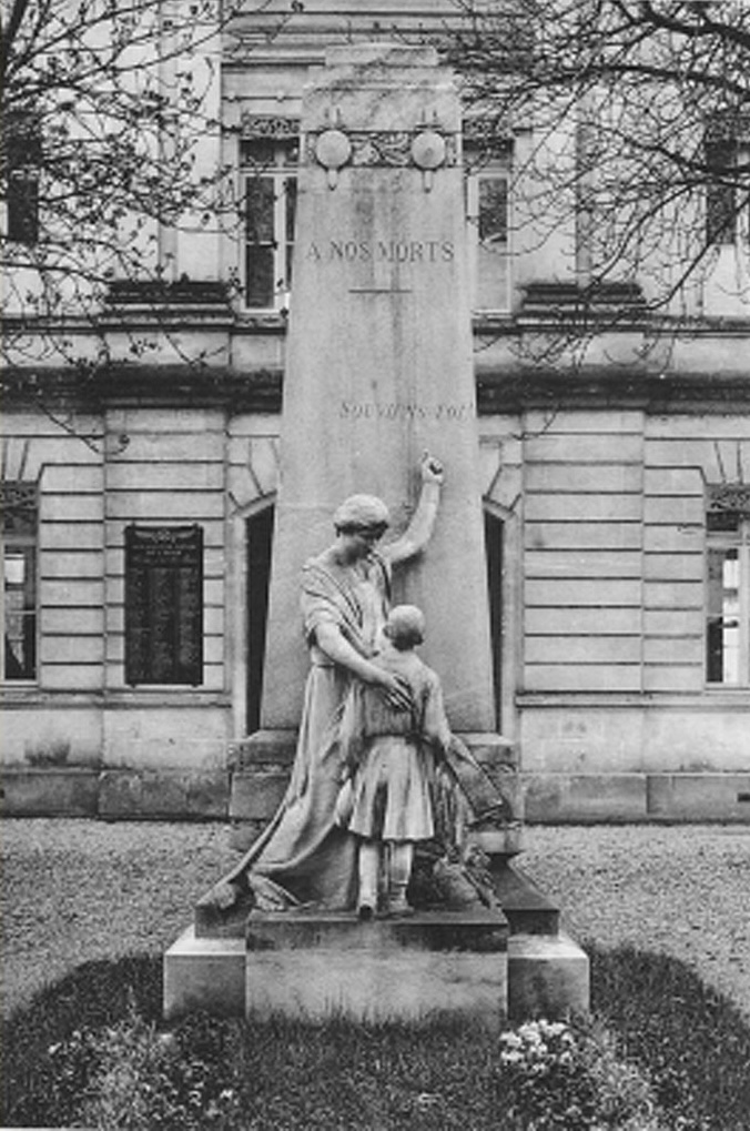 Le monument aux morts aujourd'hui revenu à sa place après de nombreux déplacements.