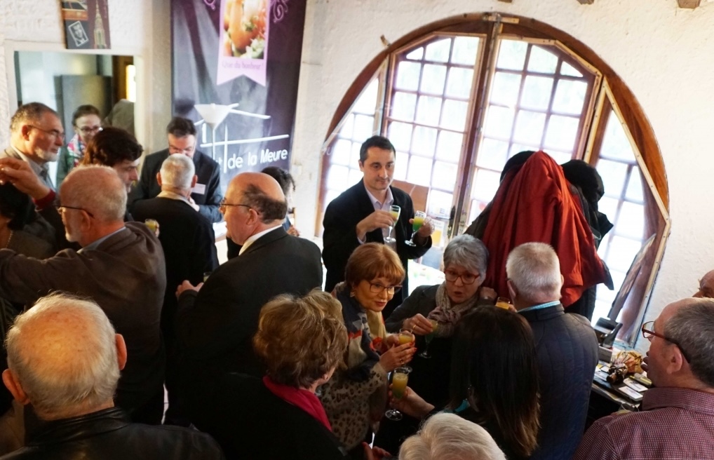Le président au milieu de ses invités.