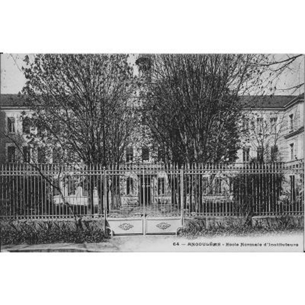 Première photo de l'établissement avant la création du nouveau portail d'entrée et du porche (au fond). Ce n'était encore que l’École Normale d'Instituteurs.