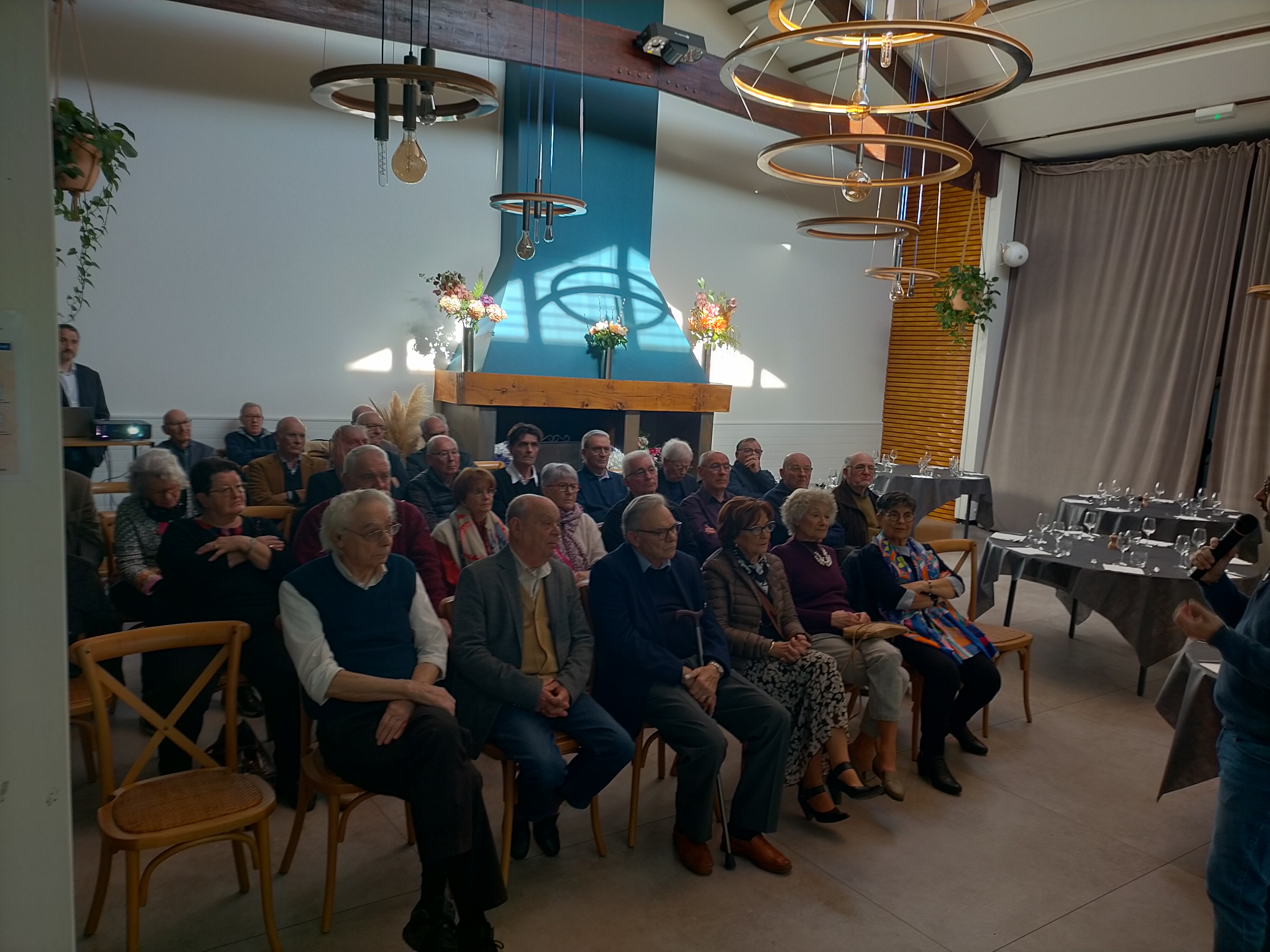 L'assemblée dans la salle de l'Isle d'Espagnac.