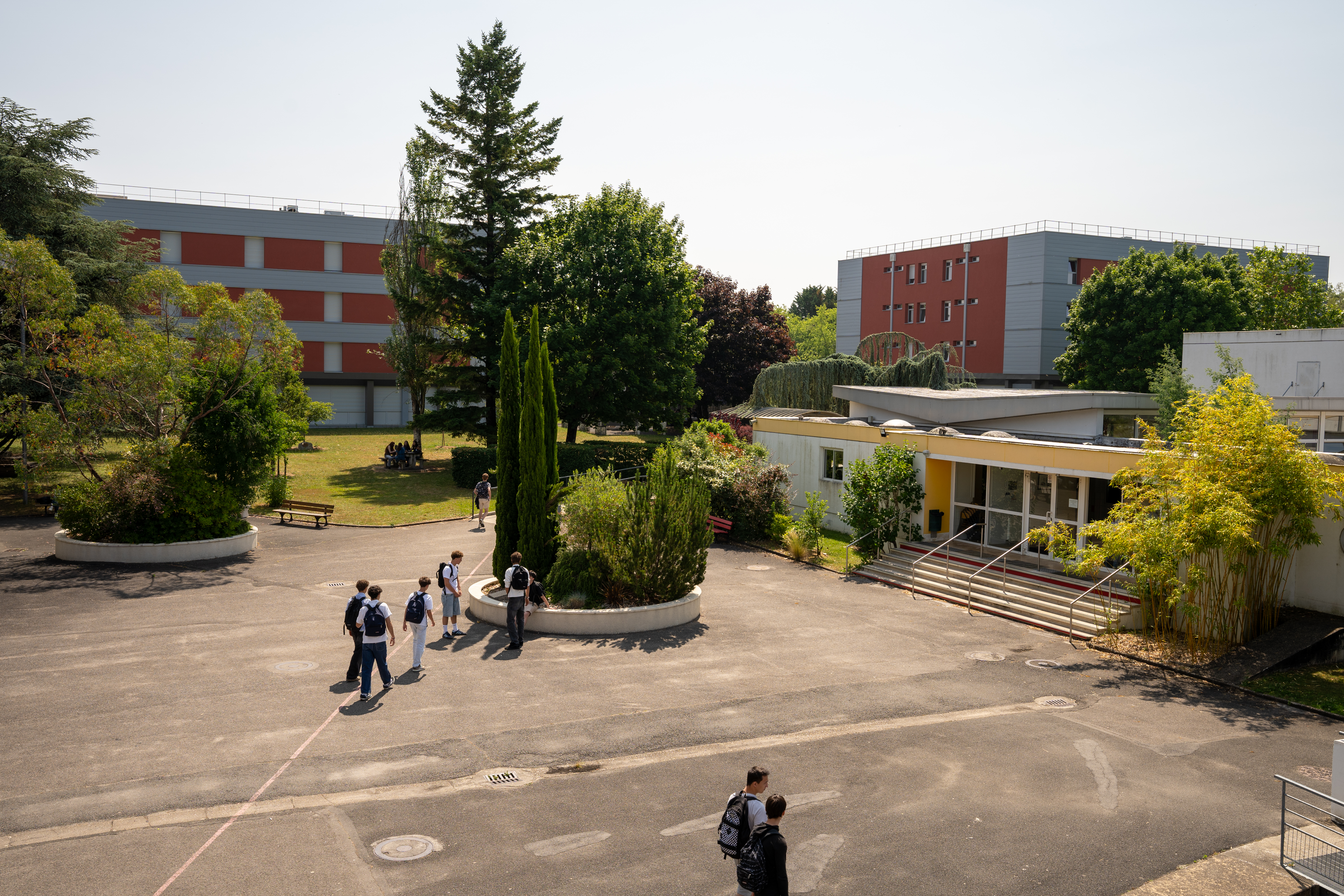 A pied, visite de l'établissement.