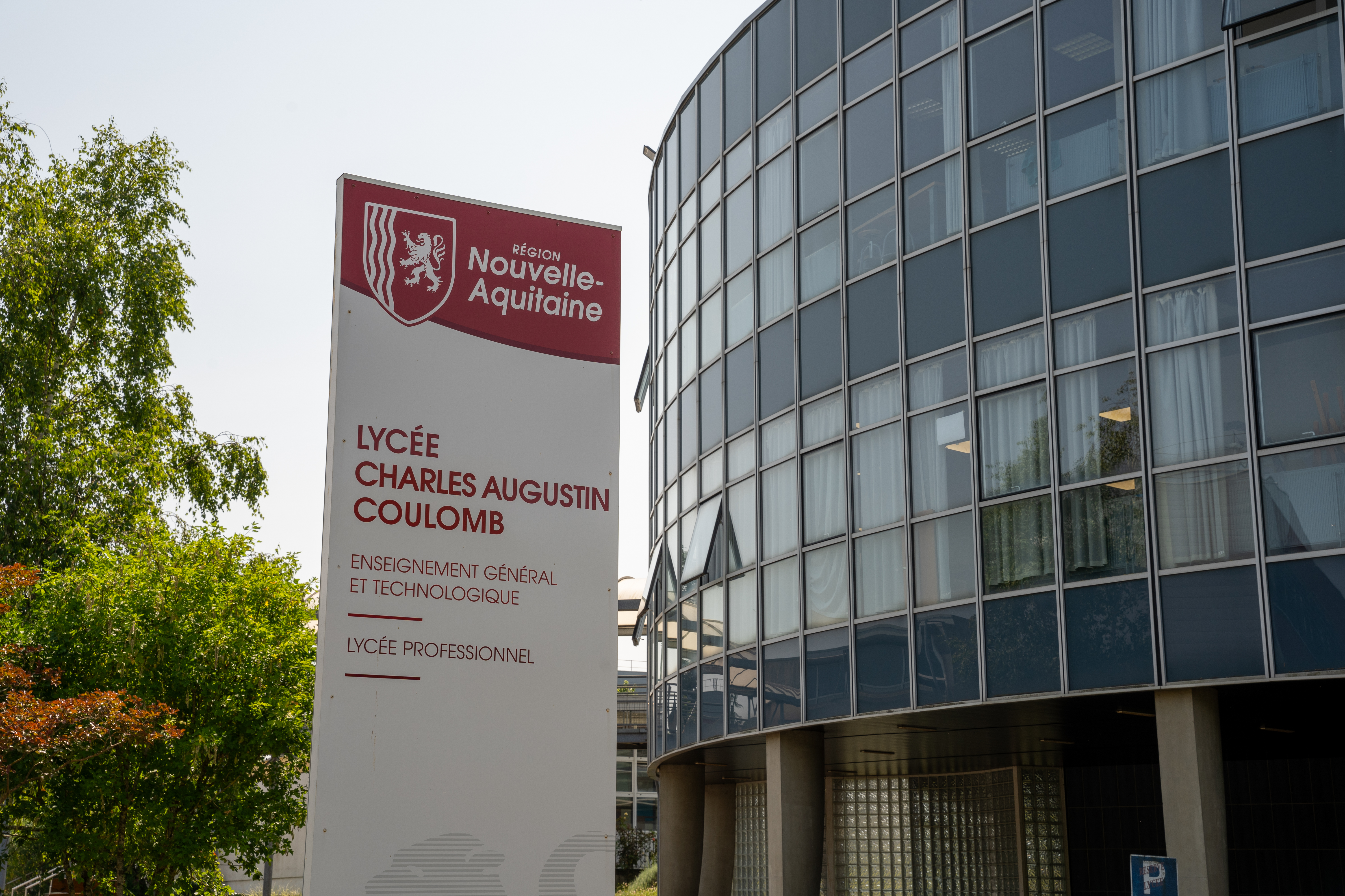 A pied, visite de l'établissement.