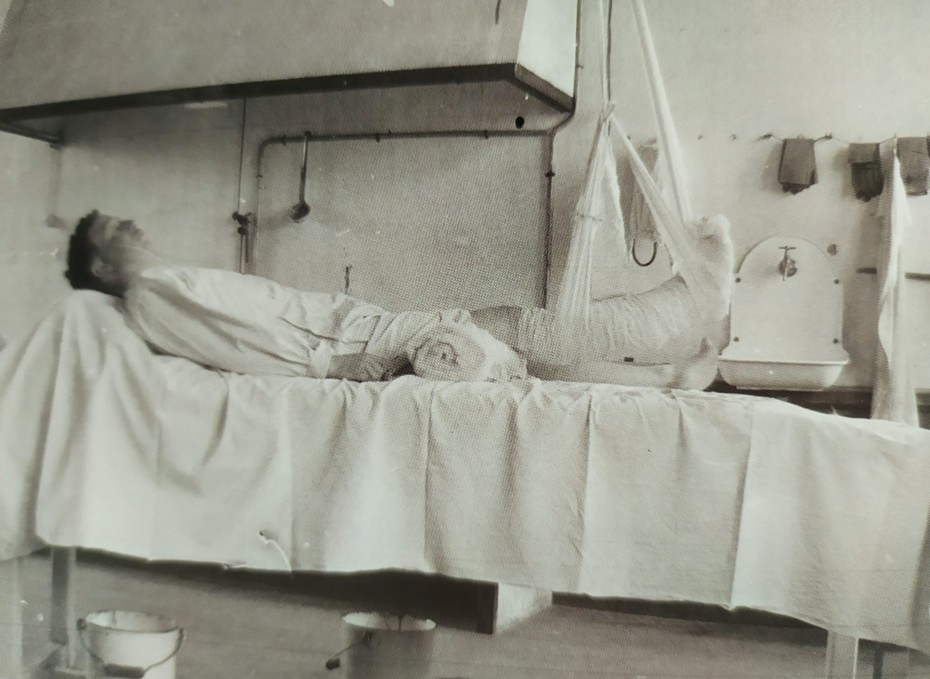Photo du soldat Paul Rousselot alors en convalescence après une blessure reçue à Verdun. Il est sur une table d'opération dans les cuisines du lycée.