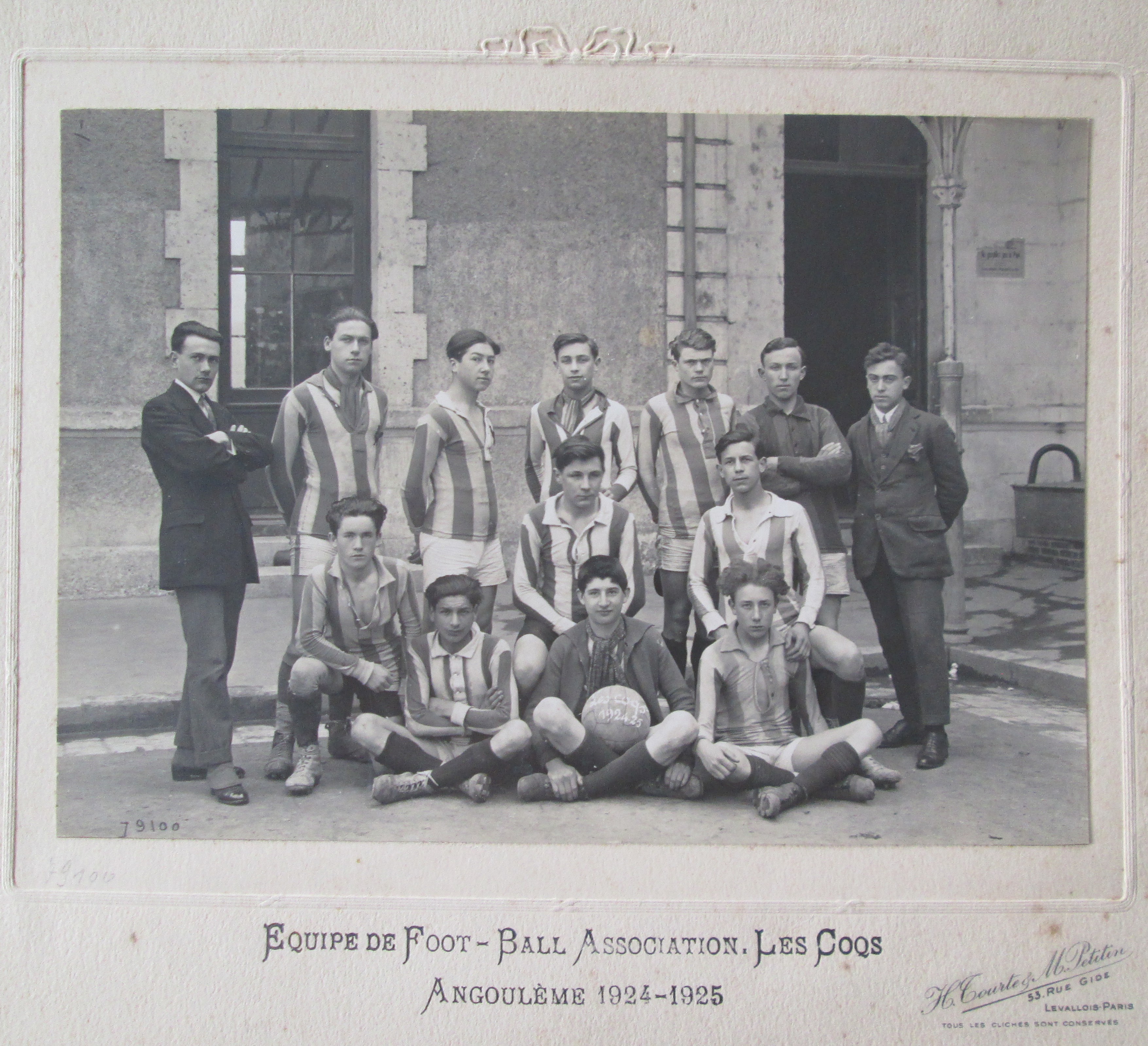 "Les coqs" club de foot de l'Ecole pratique.