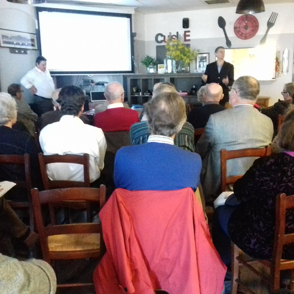 Pendant la conférence.