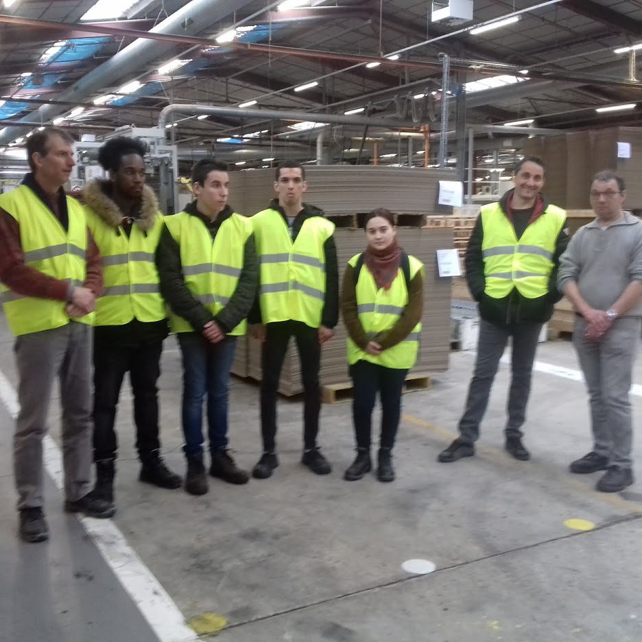 Visite à la SOFPO. Des élèves et le président.